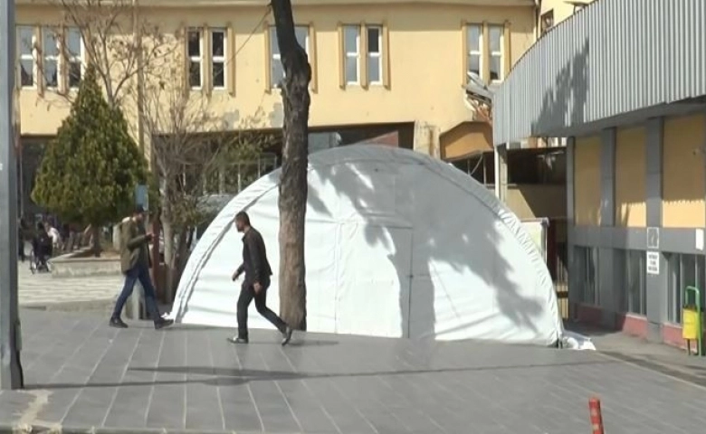 Gaziantep'te hastane bahçelerine triaj çadırı kuruldu