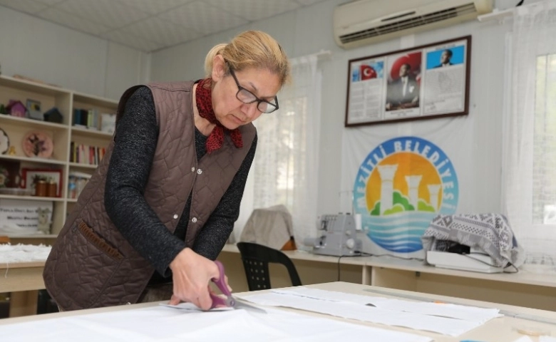 Mezitli Belediyesi Gönüllüleri maske üretip halka ücretsiz dağıtıyor