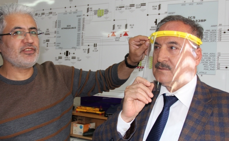 Öğretmenler evlerinde 3D yazıcılar ile siper maske üretiyor