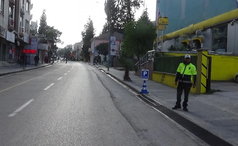 Hatay’da ilçeler,caddeler ve sokaklar trafiğe kapatıldı