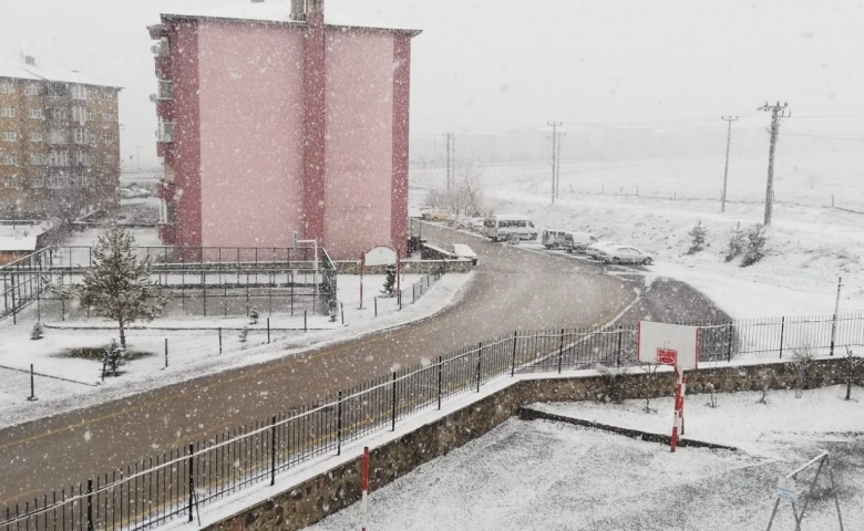 Erzurum’da Nisan ayında kar sürprizi