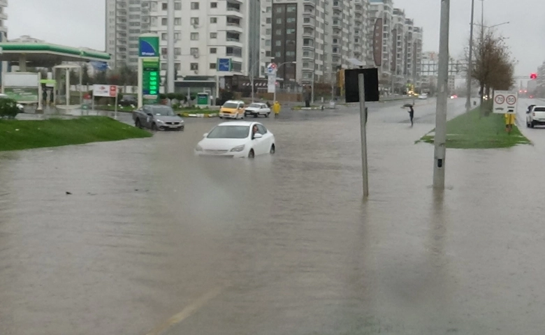 Sular altında kalan araçlar çekici yardımıyla kurtarıldı