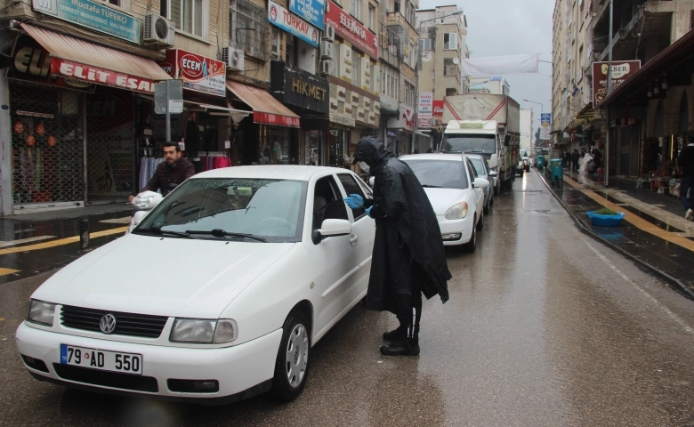 Kilis’te sağanak yağış bile vatandaşı evinde tutamadı