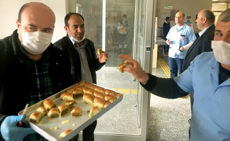 Arabanlı iş adamı Şahin'den Sağlık görevlilerine baklava dopingi