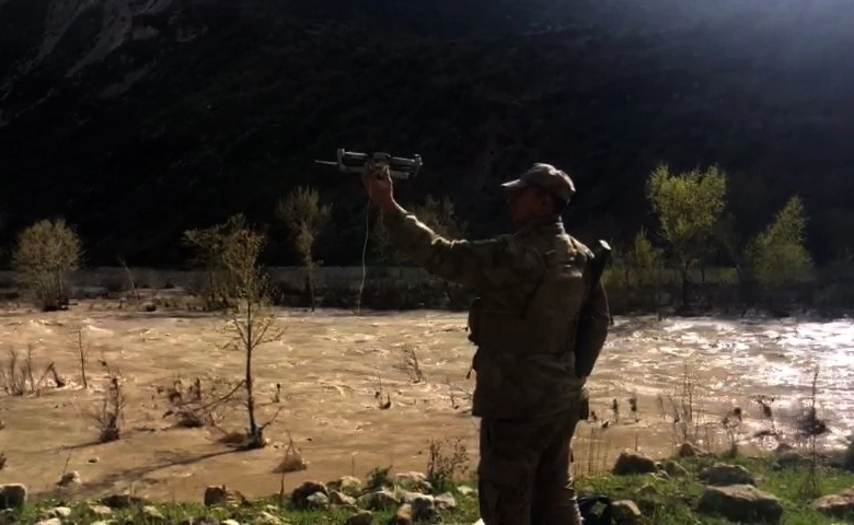 Jandarma yaşlı kadına ilaçlarını drone’la ulaştırdı