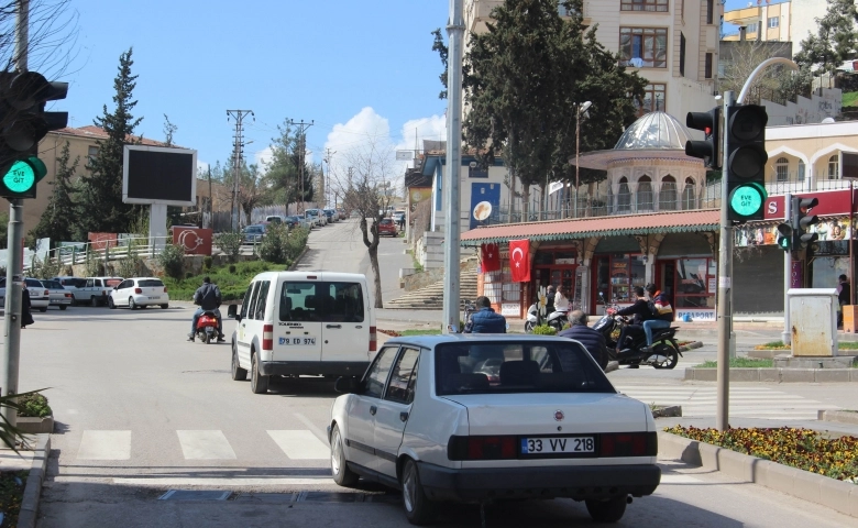 Suriye sınırında trafik ışıkları ile "eve" git mesajı