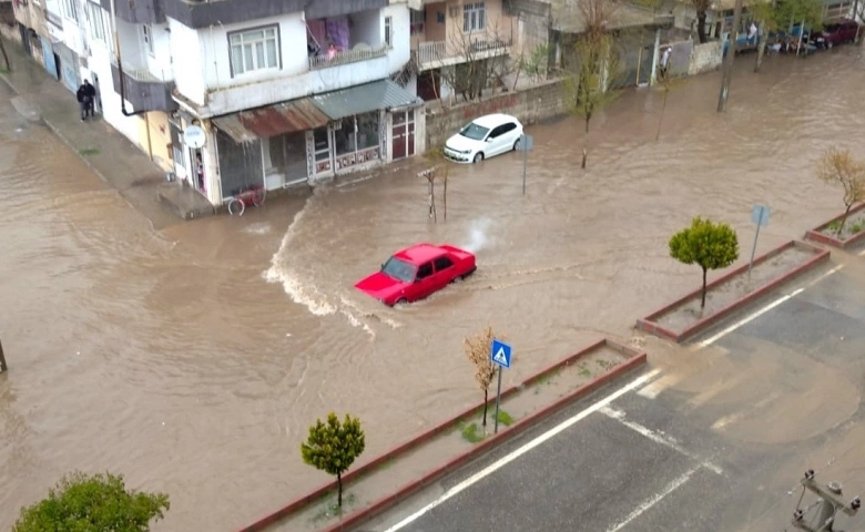 Adıyaman’da yollar göle döndü