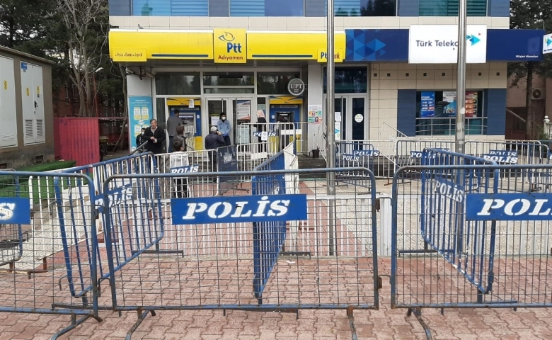 PTT şubelerinin önü boş kaldı