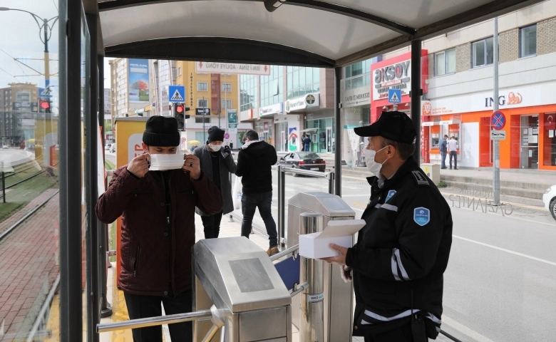 Büyükşehir Belediyesin'den Toplu ulaşım araçlarını kullananlara maske