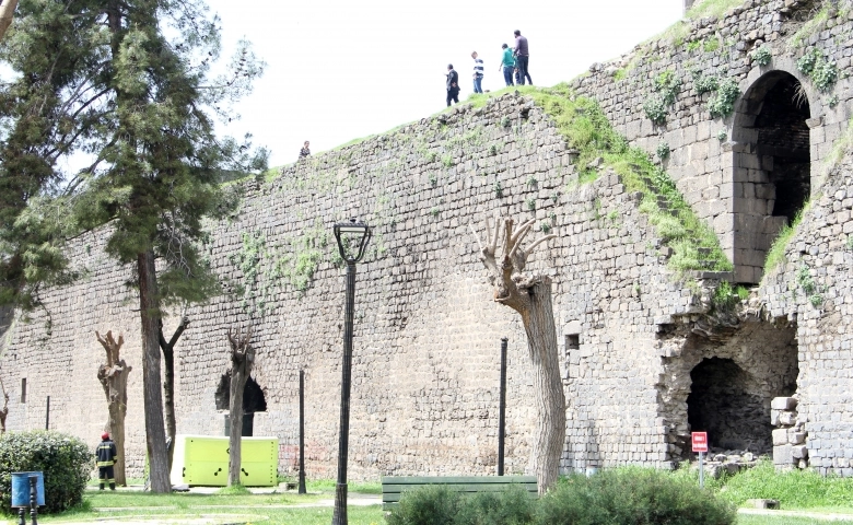 Diyarbakır’da Surlara çıkıp atlamak isteyen kadını polisler kurtardı