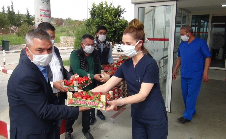 Silifke Ticaret Odasın'dan sağlık çalışanlarına ÇİLEK  jesti