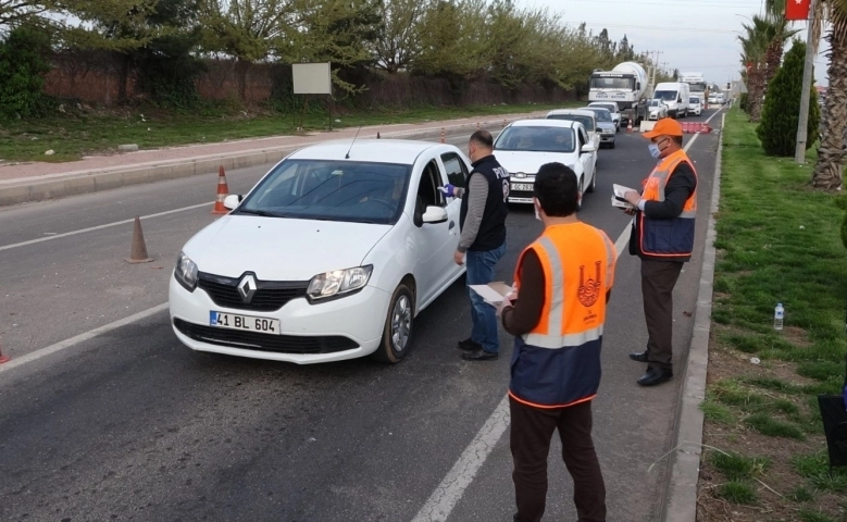 Şanlıurfa'ya giriş yapan herkese maske dağıtılıyor