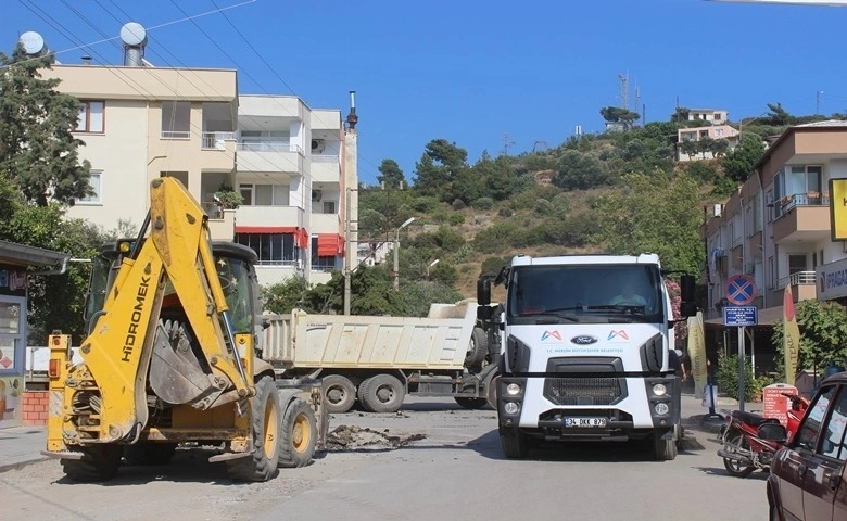 Aydıncık ve Bozyazı'da asfalt çalışmaları sürüyor