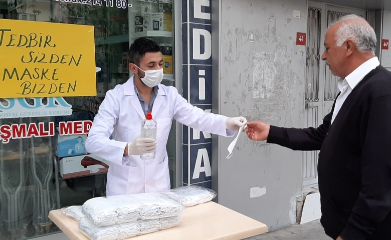 Medikal şirketi  bedava 10 bin adet maske dağıttı