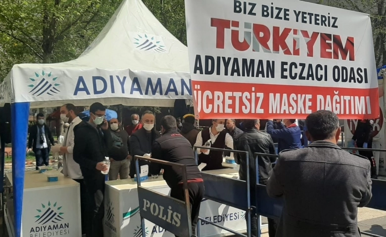 Eczanelerdeki maskeler toplanıp ücretsiz dağıtıldı