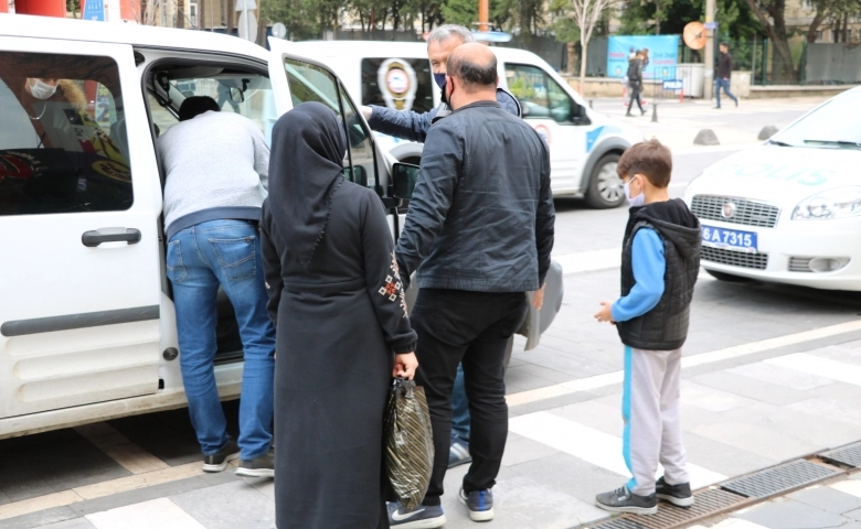 Oğluyla sokağa çıkan baba ve anneye cezai işlem