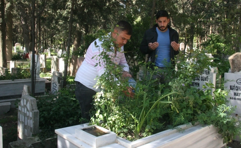 Virüs nedeniyle mezarlıklara ziyaretler azaldı