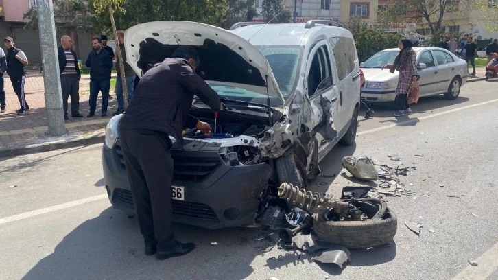 Hatalı sollama da iki araç kafa kafaya çarpıştı 8 yaralı