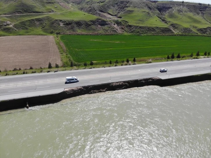 Batman’da baraj suları yükselince ana yol çöktü