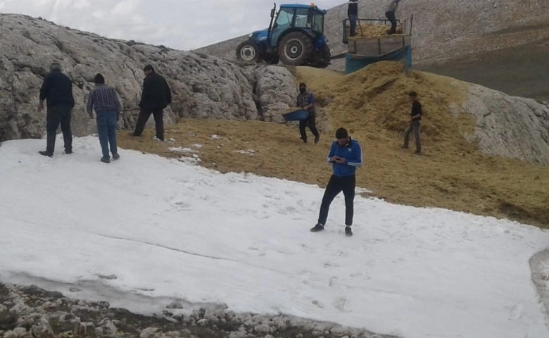 Ağustosa kadar erimeden kar saklamanın yöntemi