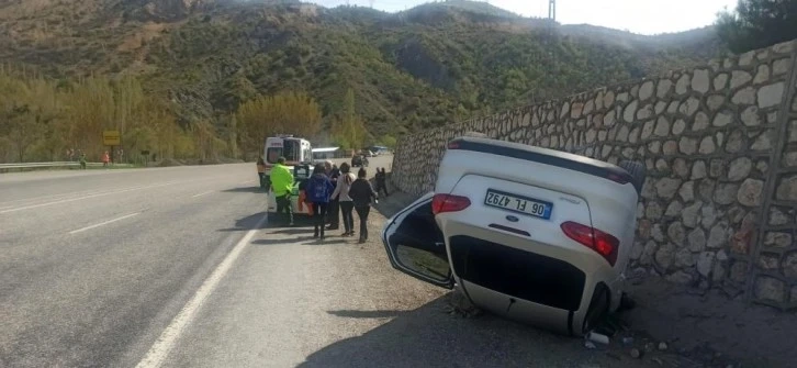 Gölbaşı ilçesinde İstinat duvarına çarpan otomobil takla attı: 4 yaralı