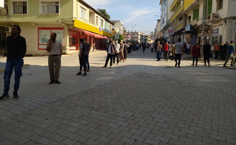 Hatay'da Suriyelilerin ATM kuyruğu