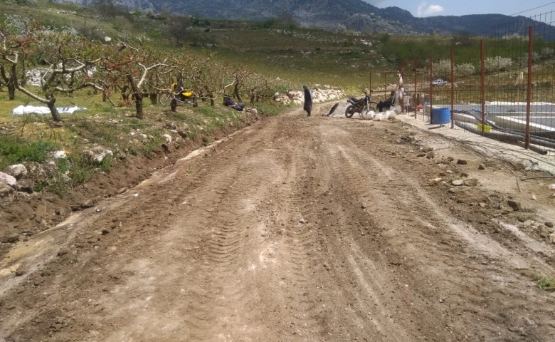 Mezitli’de yol yapım çalışmasına vatandaşlar destek verdi