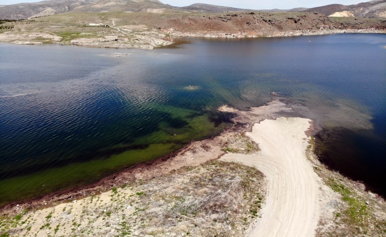 Baraj suları yükseldi,köy su altında kaldı