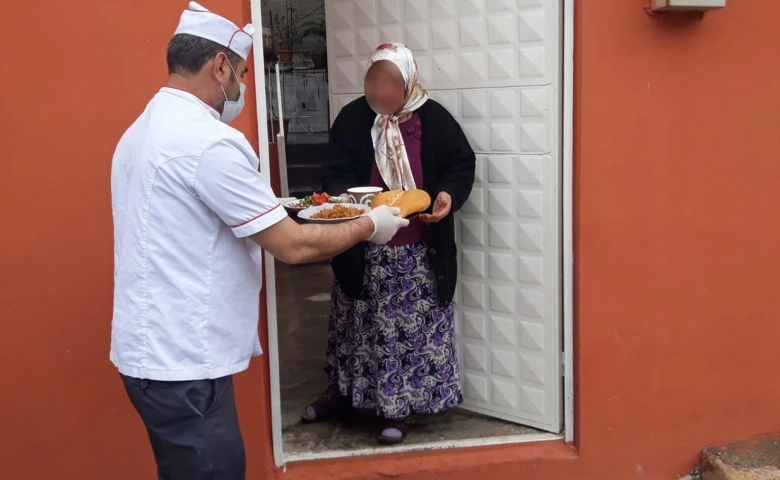 Oğuzeli Belediyesi sıcak yemek dağıtımlarını sürdürüyor