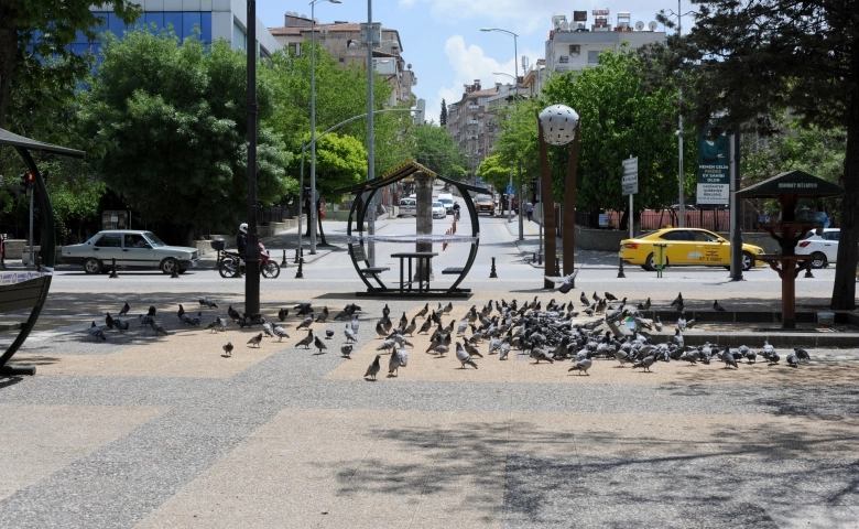 Gaziantep'te parklar boş, çarşılar tıklım tıklım