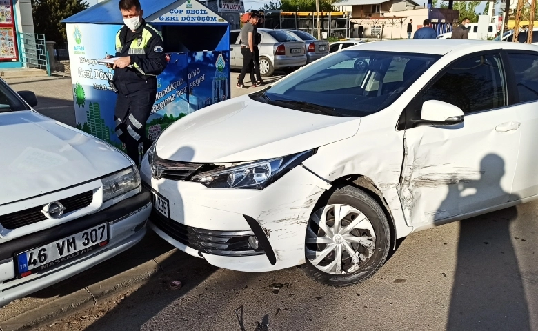 Dikkatsiz sürücü beş araca birden çarptı