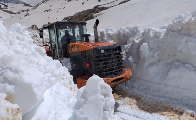 Karla kaplı Göktepe Yayla Yolu açılıyor