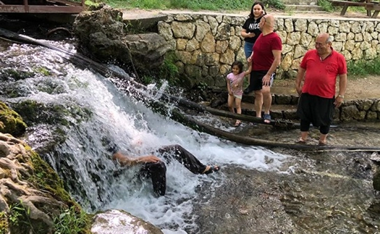 Adana’da kavurucu sıcaktan insanlar denize koştu