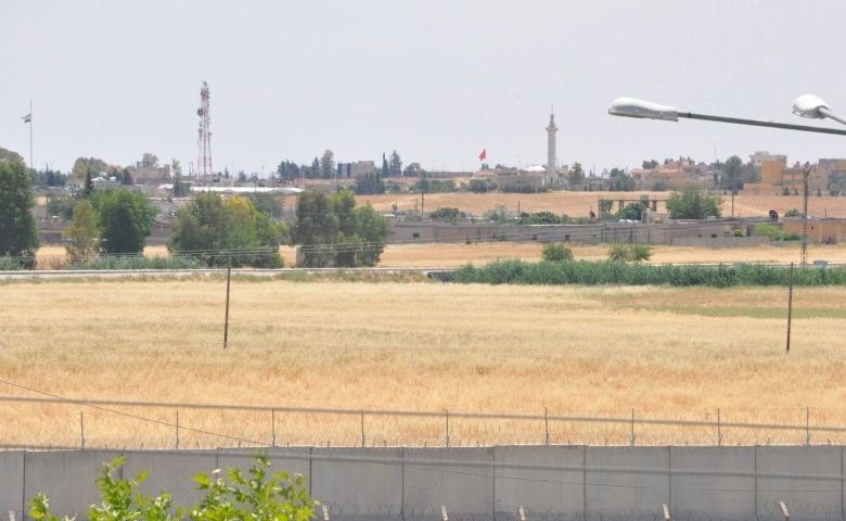 Telabyad’a iki Türk bayrağı asıldı