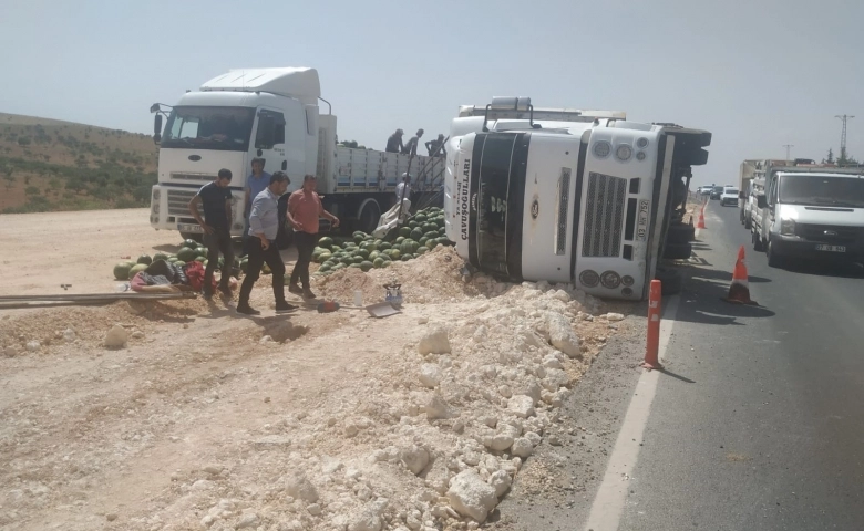 Kara yolunun kenarı karpuz tarlasına döndü