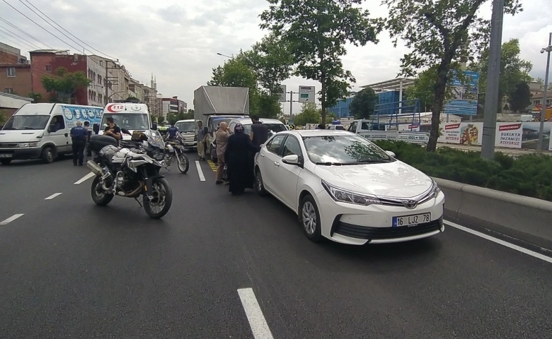 Kadın yola atladı, 5 araç birbirine girdi