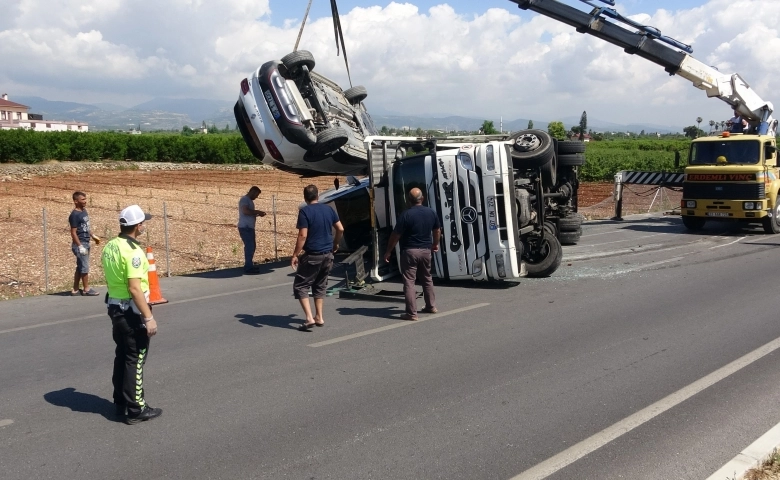 Mersin'de tır devrildi taşıdığı 5 otomobil pert oldu