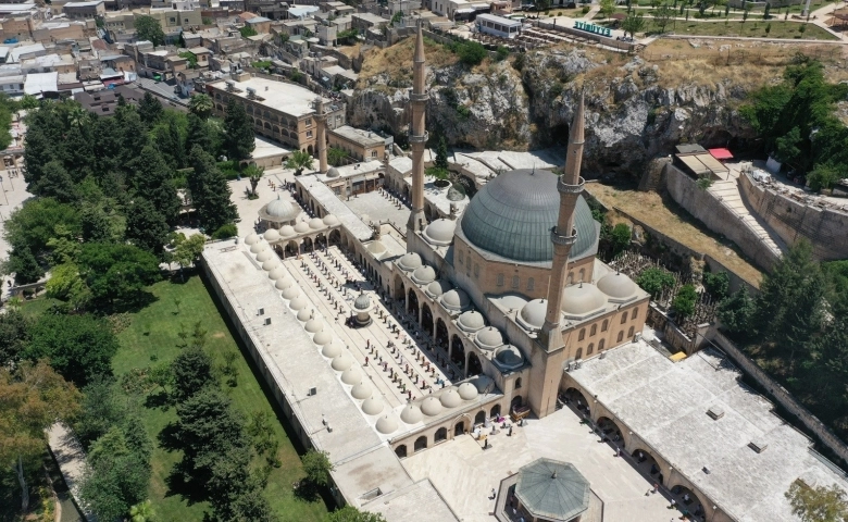 Balıklıgöl'de cuma namazı havadan görüntülendi