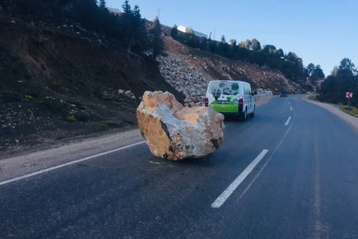 Mersin’de tonlarca ağırlığındaki kaya yola yuvarlandı