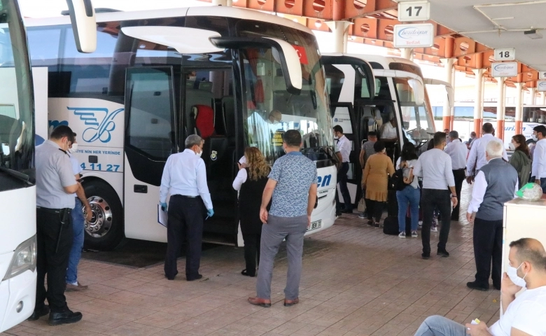 Gaziantep'te kısıtlamanın kalkmasıyla vatandaşlar otogarlara koştu