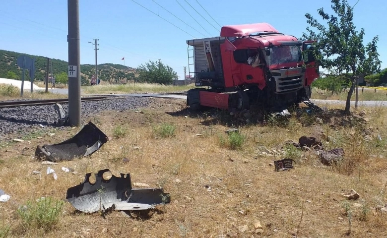 Tren hemzemin geçitte tırı biçti: 1 ölü