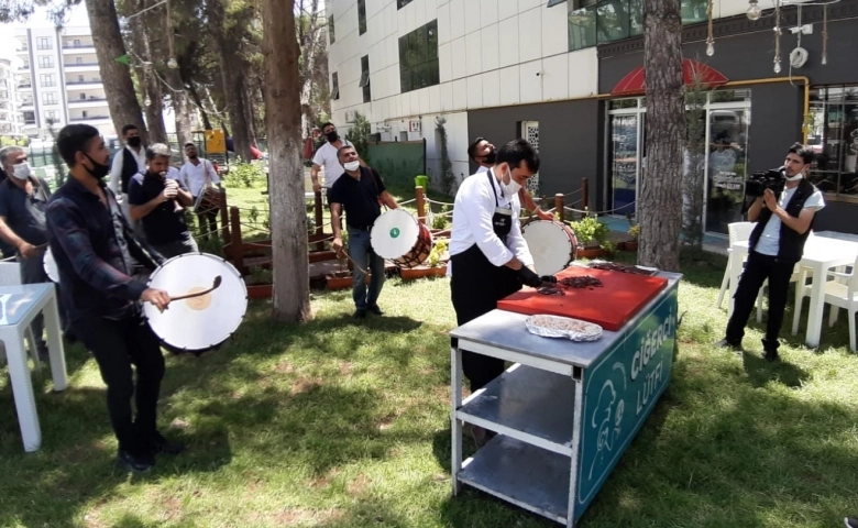 Şanlıurfa'da Davul zurnalı ciğer kebabı sevinci