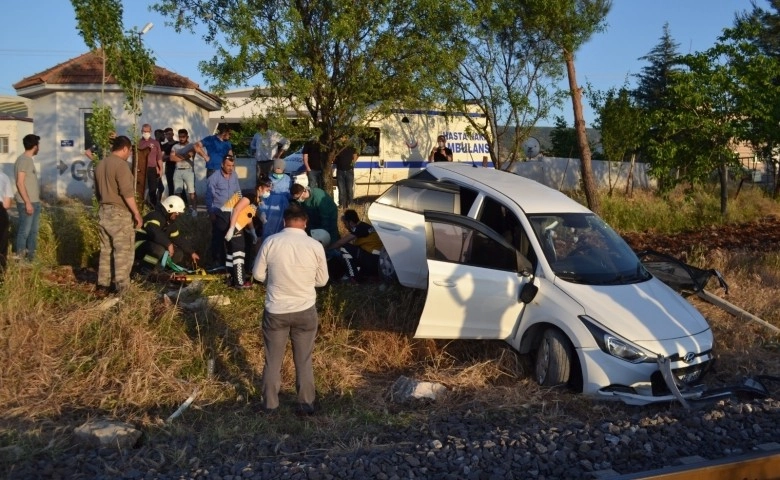 Otobanda sıfır otomobiller etrafa saçıldı