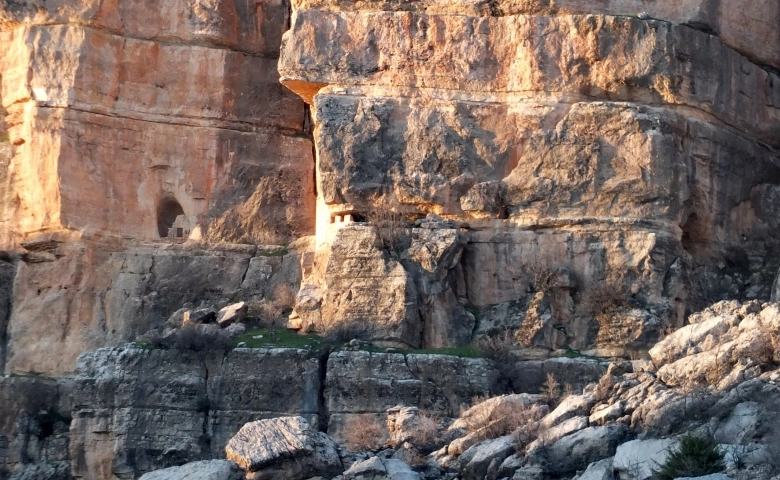 Adıyaman'da Sarp kayalıklarda dini yapı