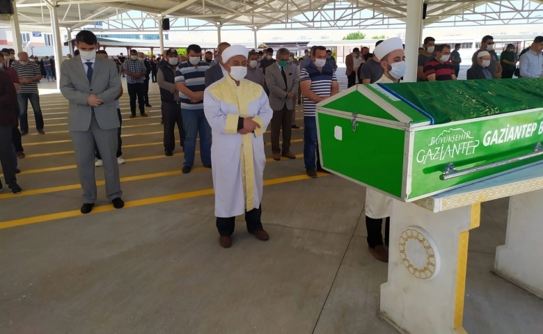 Kayalıklardan düşen öğretmen son yolculuğuna uğurlandı