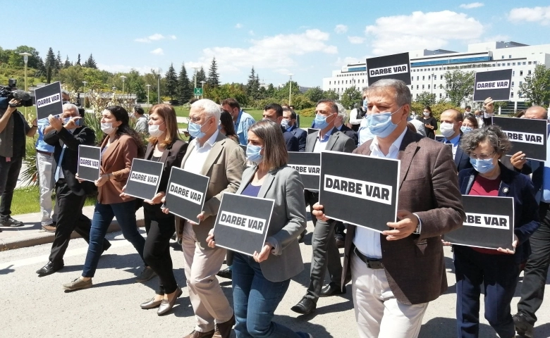 HDP’liler birçok şehirde sokağa indi; “ Diz çökmeyeceğiz ”