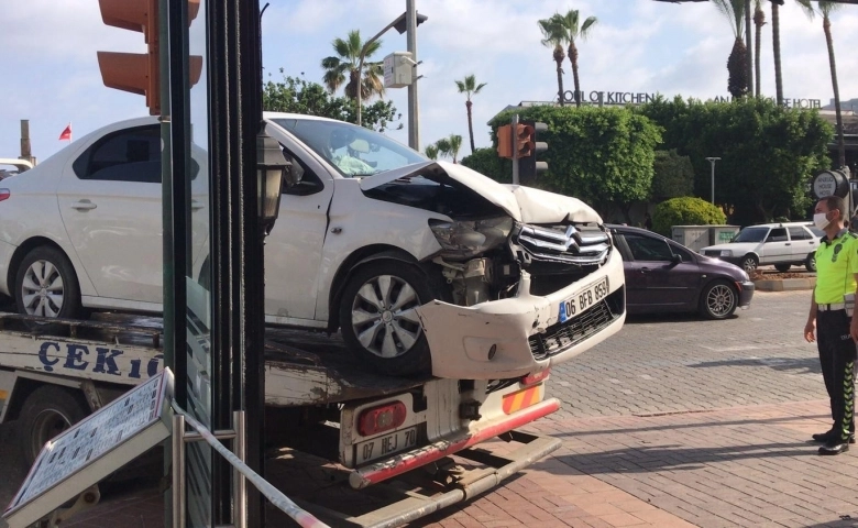 Şarkıcı Lara’ya Alanya’da otomobil çarptı