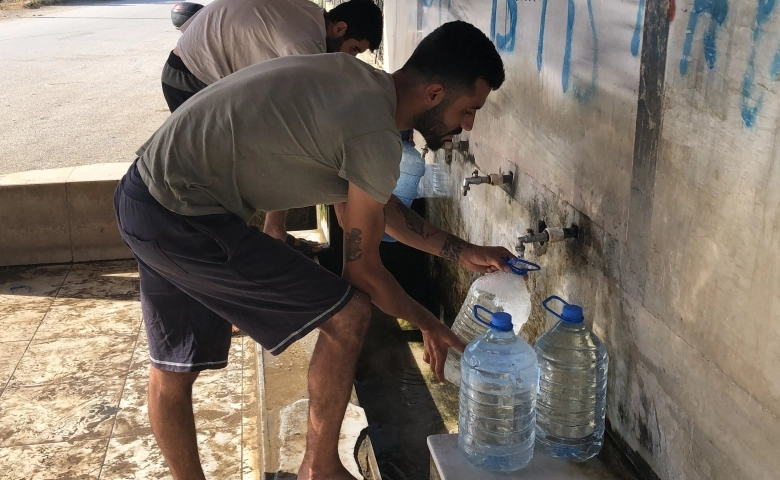 Evlerine bidon bidon su taşıyorlar