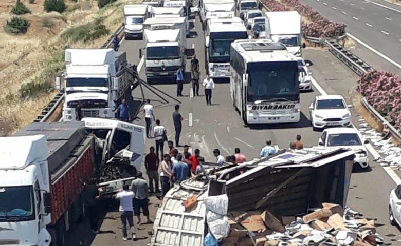 Şanlıurfa - Gaziantep Otoyolu'nda zincirleme kaza