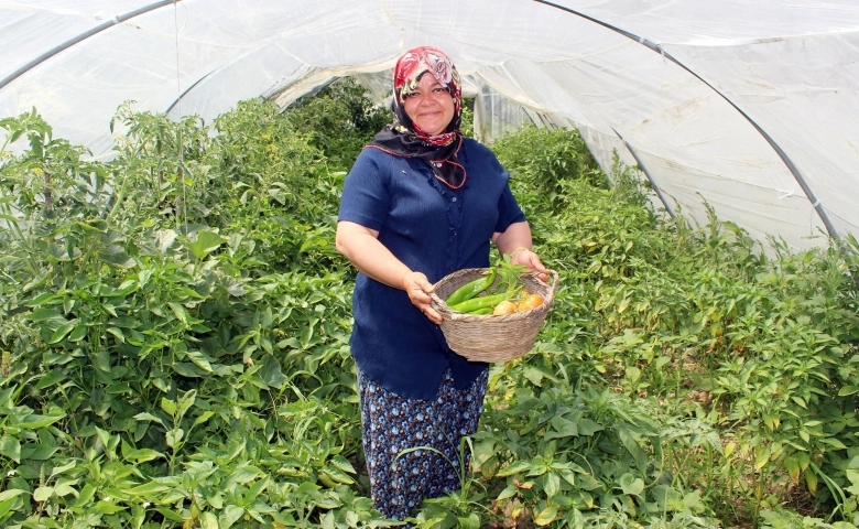 Kadın çiftçi, organik tarımı için, organik gübre üretti